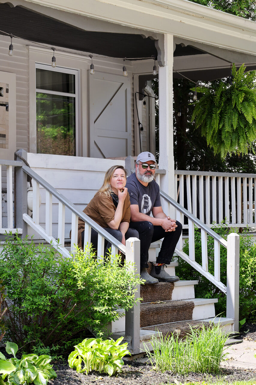 Marie-Joëlle et Jordan assis devant leur maison
