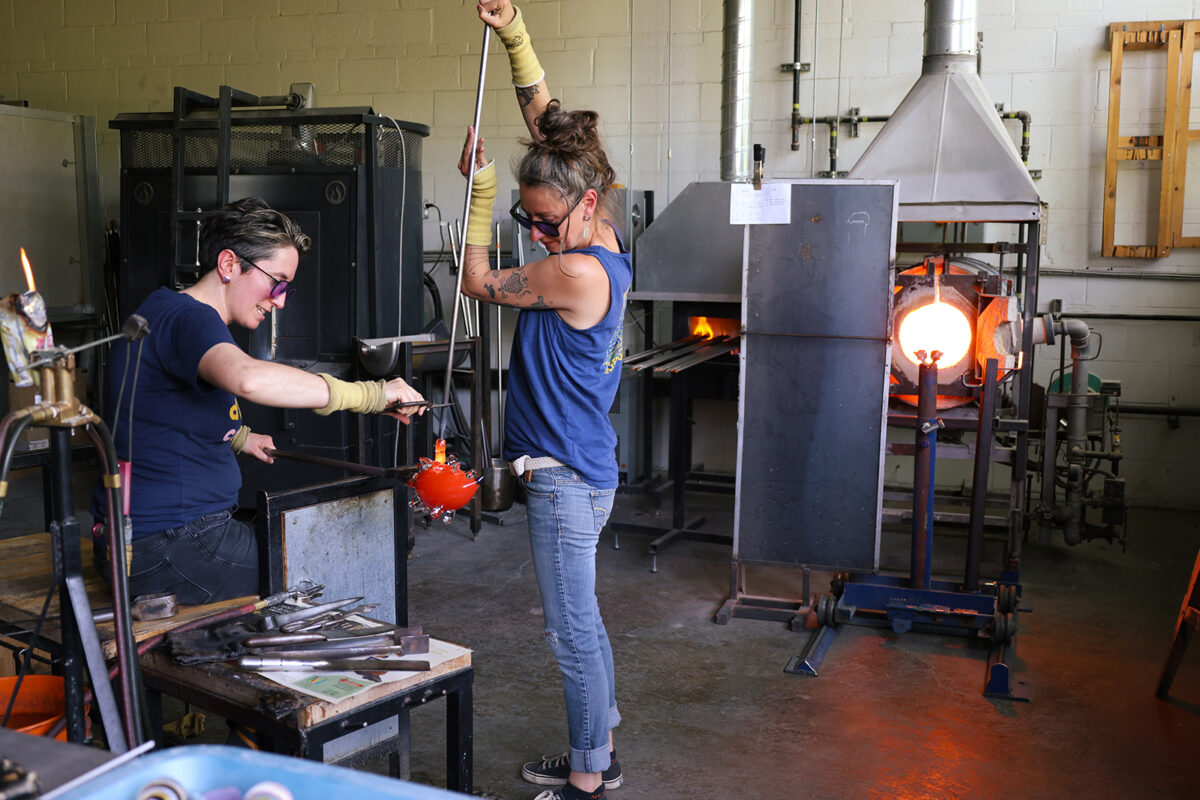 Deux artisanes travaillant dans un atelier de verre soufflé