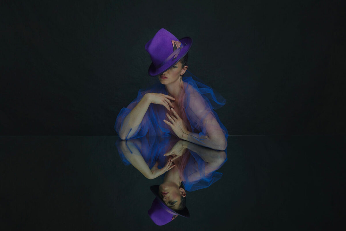 Chapeau violet de Natalia Baquero