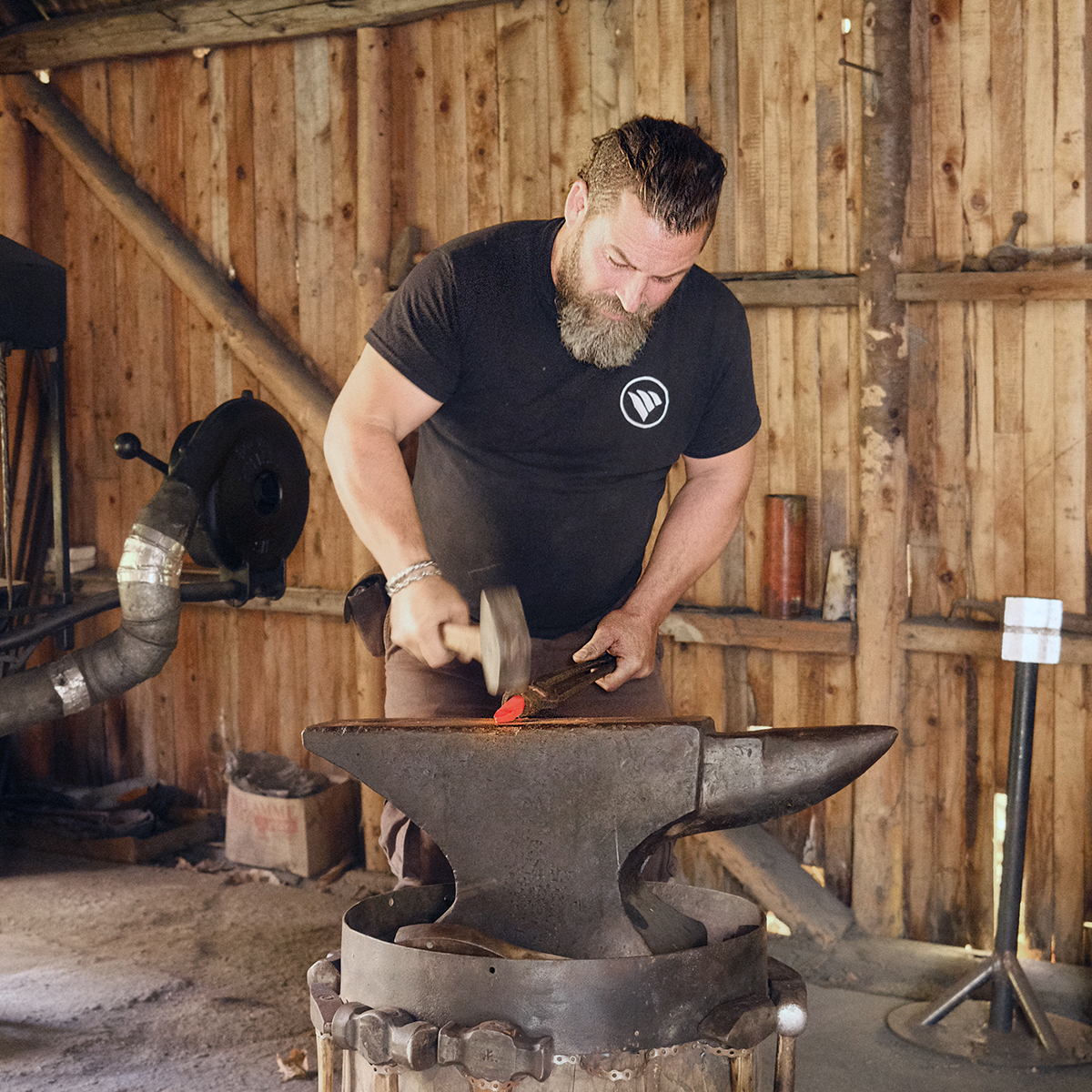 À la découverte de la forge avec Étienne Verreault – E.V artisan coutelier