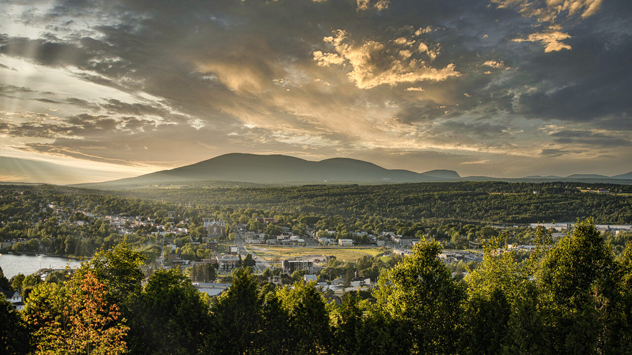 Ville de Lac-Mégantic, lac et montagnes dans un couché de soleil