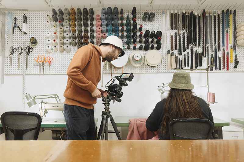 Caméraman dans atelier de couture