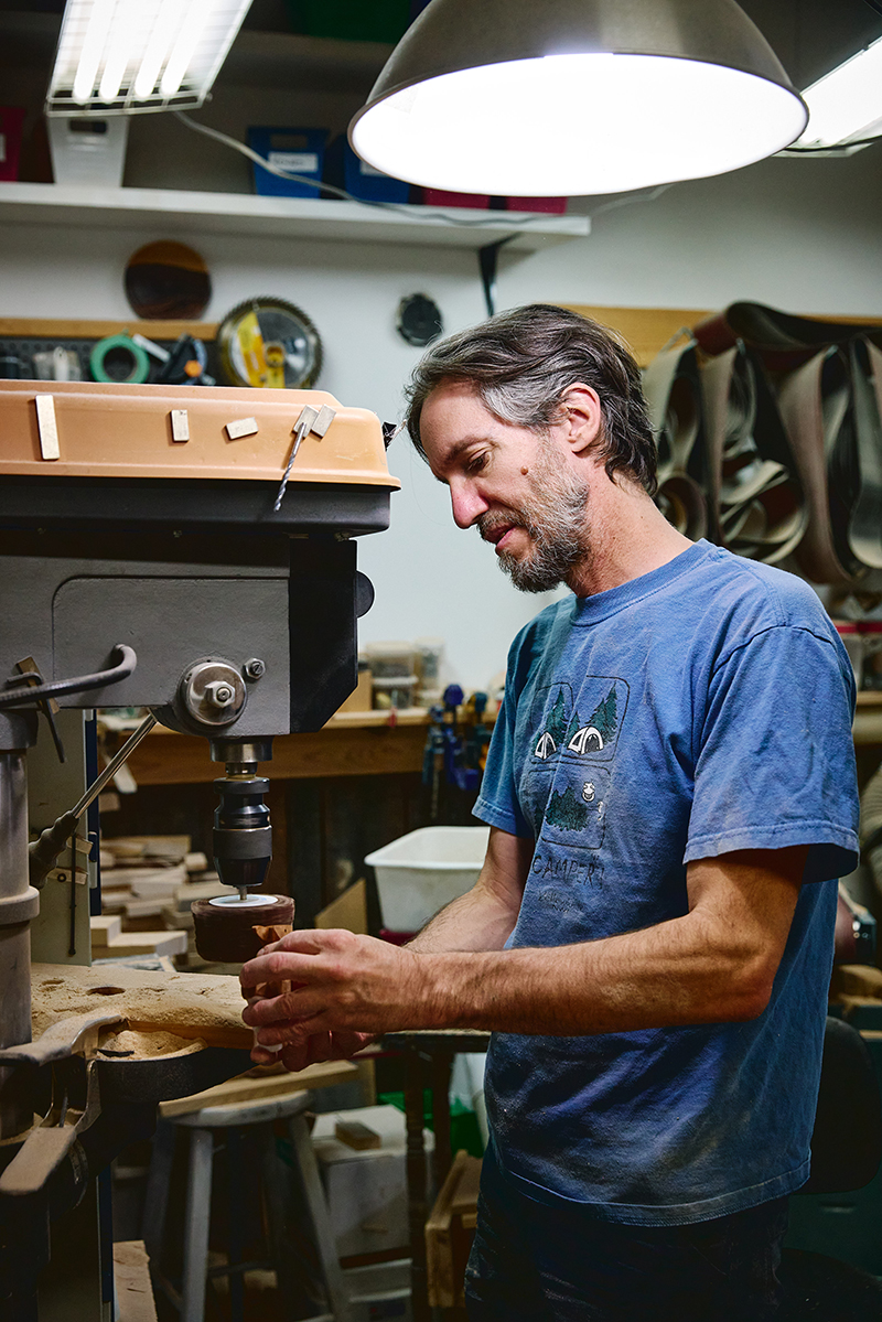 Alain fabriquant un animal dans son atelier