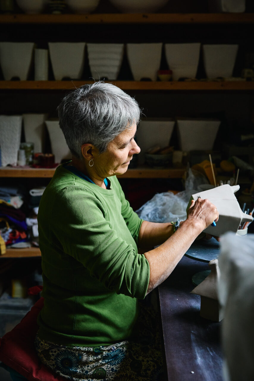 Mariejosée Desjean travaillant la céramique