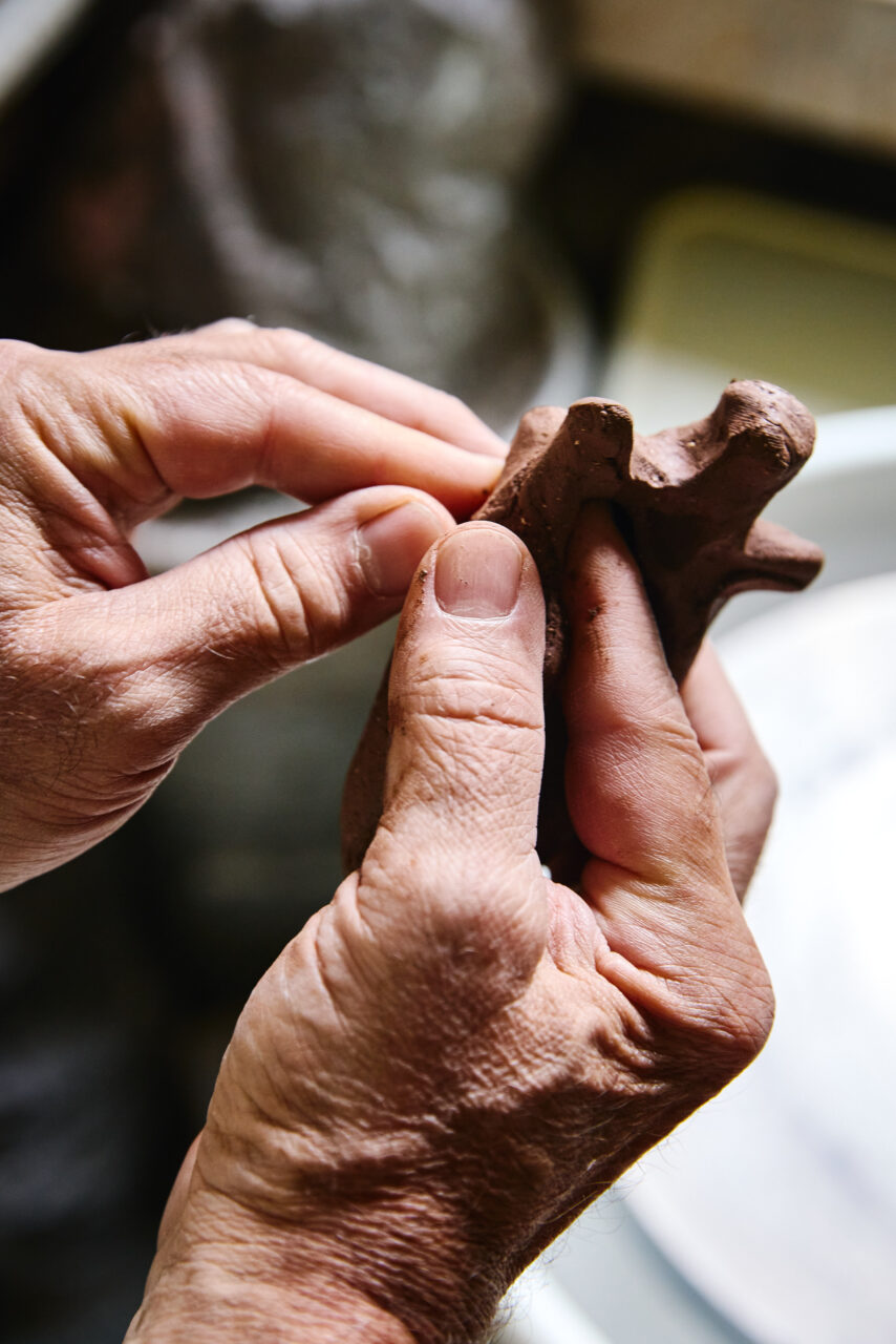 Mains façonnant l'argile
